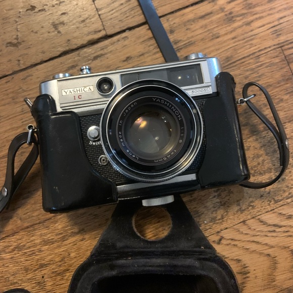 Vintage Yashica Lynx 5000 camera with case. Untested. - Picture 3 of 5